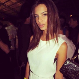 Il existerait des âmes hétérosexuelles qui n’auraient pas encore visionné « Blurred Lines » le clip de Robin Thicke où sont conviés T.I. et Pharrell Williams. Au casting on retrouve la délicieuse Emily Ratajkowski.